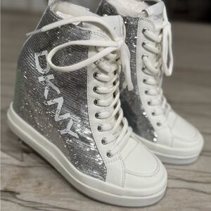 ✨ DKNY Sophie Wedge Sneaker Silver Sequin High Top